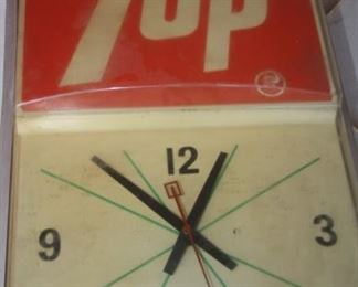 VINTAGE 7-UP WALL CLOCK