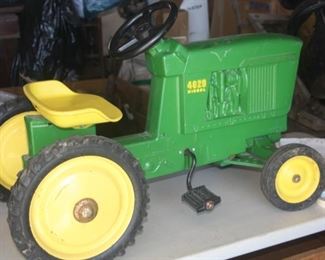 VINTAGE METAL JOHNDEERE PEDDLE CAR