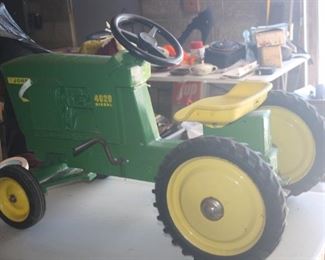 VINTAGE METAL JOHN DEERE PEDDLE TRACTOR