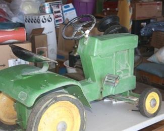 VINTAGE METAL JOHN DEERE PEDDLE TRACTOR