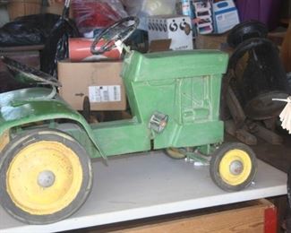 VINTAGE METAL JOHN DEERE PEDDLE TRACTOR