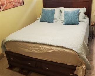 Queen size bed with storage drawers 