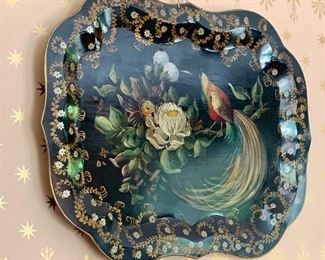 detail - this tray is in beautiful condition!