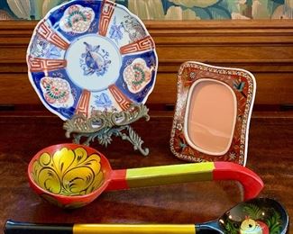 Item 577:  Lot of items, plate, two painted wooden spoons and orange painted frame: $25