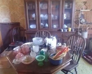 Ethan Allen dining table - 4 chairs - 2 leaves with antique glassware