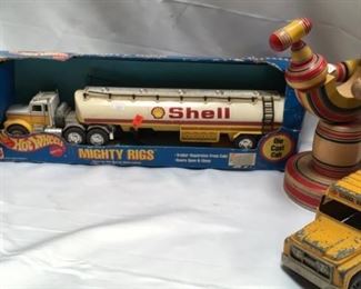 https://connect.invaluable.com/randr/auction-lot/1960s-hubley-school-bus-oscar-mayer-wiener-mobile_4C64F2FB6F