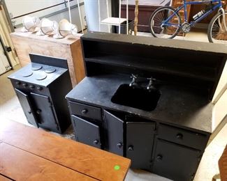 Children's play kitchen