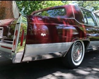 Right rear end and side view of the 1986 Cadillac Coupe DeVille.