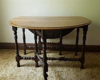 Oval Drop Leaf Gate Leg Table ~ No Leaves ~ One leg needs repaired