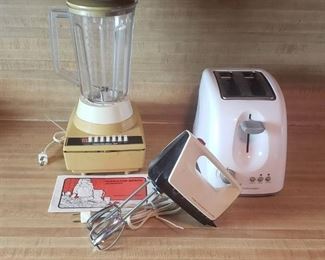3 Electrical Kitchen Appliances ~ Blender, Mixer and Toaster ~ all work