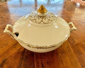 $45 Soup Tureen Hutschenreuther , Hohenberg Germany Soup Tureen 