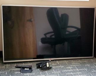LG 47" HDTV Television Model 47LB5900-UV, With Remote And Mounting Bracket