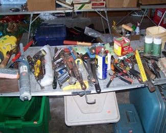 TABLE OF HAND TOOLS