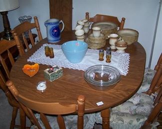 DINETTE TABLE/ 2 LEAVES/ 6 CHAIRS & SMALLS