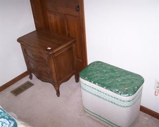 THOMASVILLE NIGHT STAND & VINTAGE CLOTHES HAMPER