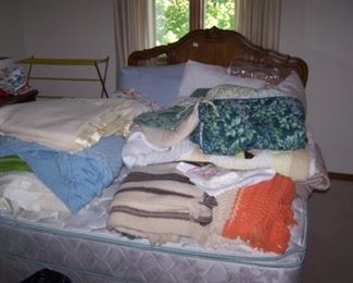 THOMASVILLE QUEEN BED & BEDDING