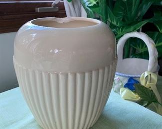 Vtg. white  musical vase - plays Happy Birthday - as is -chip