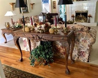 Nice accessories on a solid wood console table