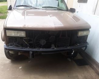 Chevrolet Silverado 1 ton 100,000 miles 1GCHC33JOTFO14966  Grill damage needs some repair