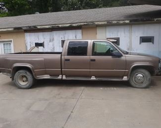 Chevrolet Silverado 3500 1 ton 100,000 miles 1GCHC33JOTFO14966  Grill damage needs some repair 