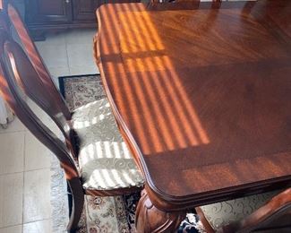 $600 FORMAL DINING TABLE WITH 6 CHAIRS
AND 2 LEAVES
LEAVES MEASURE
12” L x 44” W
TABLE WITH LEAVES MEASURES
95.5”L x 44”W x 30”H