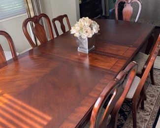 $600 FORMAL DINING TABLE WITH 6 CHAIRS
AND 2 LEAVES
LEAVES MEASURE
12” L x 44” W
TABLE WITH LEAVES MEASURES
95.5”L x 44”W x 30”H