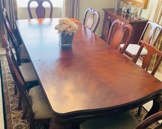 $600 FORMAL DINING TABLE WITH 6 CHAIRS
AND 2 LEAVES
LEAVES MEASURE
12” L x 44” W
TABLE WITH LEAVES MEASURES
95.5”L x 44”W x 30”H