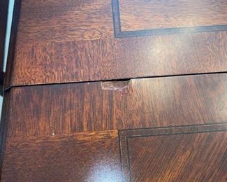 $600 FORMAL DINING TABLE WITH 6 CHAIRS
AND 2 LEAVES
LEAVES MEASURE
12” L x 44” W
TABLE WITH LEAVES MEASURES
95.5”L x 44”W x 30”H