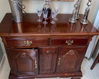 $150 LEXINGTON SIDEBOARD
40”L x 19”D x 32.5”H