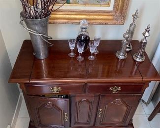 $150 LEXINGTON SIDEBOARD
40”L x 19”D x 32.5”H