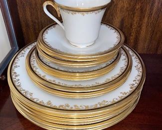 $450 12 PLACE SETTING VINTAGE GOLD LENOX ECLIPSE CHINA PLUS SERVING PIECES