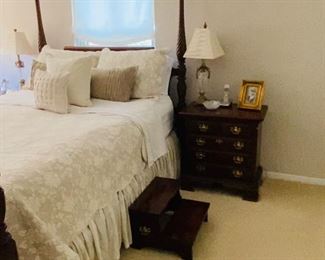 $750 LEXINGTON QUEEN SIZE FOUR POST BEDROOM SET
FOUR POST BED
88”L x 64”W x 82”H
WARDROBE
38”L x 21”D x 63”H
TWO NIGHTSTANDS
27”L x 17”D x 28.5”H
LONG DRESSER AVAILABLE - BROKEN LEG AS IS
70”L x 19”D x 34”H