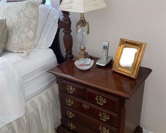 $750 LEXINGTON QUEEN SIZE FOUR POST BEDROOM SET
FOUR POST BED
88”L x 64”W x 82”H
WARDROBE
38”L x 21”D x 63”H
TWO NIGHTSTANDS
27”L x 17”D x 28.5”H
LONG DRESSER AVAILABLE - BROKEN LEG AS IS
70”L x 19”D x 34”H