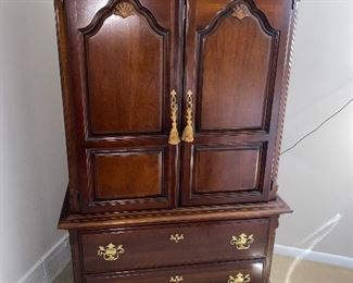 $750 LEXINGTON QUEEN SIZE FOUR POST BEDROOM SET
FOUR POST BED
88”L x 64”W x 82”H
WARDROBE
38”L x 21”D x 63”H
TWO NIGHTSTANDS
27”L x 17”D x 28.5”H
LONG DRESSER AVAILABLE - BROKEN LEG AS IS
70”L x 19”D x 34”H