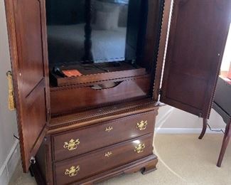 $750 LEXINGTON QUEEN SIZE FOUR POST BEDROOM SET
FOUR POST BED
88”L x 64”W x 82”H
WARDROBE
38”L x 21”D x 63”H
TWO NIGHTSTANDS
27”L x 17”D x 28.5”H
LONG DRESSER AVAILABLE - BROKEN LEG AS IS
70”L x 19”D x 34”H