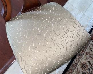 $600 FORMAL DINING TABLE WITH 6 CHAIRS
AND 2 LEAVES
LEAVES MEASURE
12” L x 44” W
TABLE WITH LEAVES MEASURES
95.5”L x 44”W x 30”H