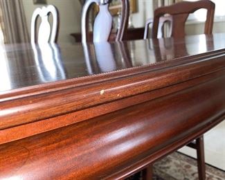 $600 FORMAL DINING TABLE WITH 6 CHAIRS
AND 2 LEAVES
LEAVES MEASURE
12” L x 44” W
TABLE WITH LEAVES MEASURES
95.5”L x 44”W x 30”H