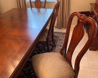 $600 FORMAL DINING TABLE WITH 6 CHAIRS
AND 2 LEAVES
LEAVES MEASURE
12” L x 44” W
TABLE WITH LEAVES MEASURES
95.5”L x 44”W x 30”H