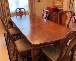 $600 FORMAL DINING TABLE WITH 6 CHAIRS
AND 2 LEAVES
LEAVES MEASURE
12” L x 44” W
TABLE WITH LEAVES MEASURES
95.5”L x 44”W x 30”H