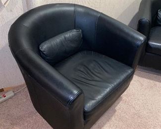 $70 BLACK FAUX LEATHER IKEA CHAIRS
OVERALL GOOD CONDITION/ LITTLE WABLY LEGS MIGHT NEED TIGHTENING
30.5”W x 28”D x 29”H