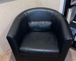 $70 BLACK FAUX LEATHER IKEA CHAIRS
OVERALL GOOD CONDITION/ LITTLE WABLY LEGS MIGHT NEED TIGHTENING
30.5”W x 28”D x 29”H