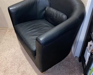 $70 BLACK FAUX LEATHER IKEA CHAIRS
OVERALL GOOD CONDITION/ LITTLE WABLY LEGS MIGHT NEED TIGHTENING
30.5”W x 28”D x 29”H