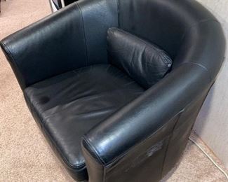 $70 BLACK FAUX LEATHER IKEA CHAIRS
OVERALL GOOD CONDITION/ LITTLE WABLY LEGS MIGHT NEED TIGHTENING
30.5”W x 28”D x 29”H