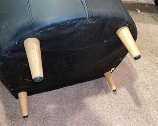 $70 BLACK FAUX LEATHER IKEA CHAIRS
OVERALL GOOD CONDITION/ LITTLE WABLY LEGS MIGHT NEED TIGHTENING
30.5”W x 28”D x 29”H