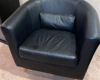 $70 BLACK FAUX LEATHER IKEA CHAIRS
OVERALL GOOD CONDITION/ LITTLE WABLY LEGS MIGHT NEED TIGHTENING
30.5”W x 28”D x 29”H