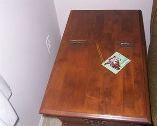 MOOSHEAD EARLY AMERICAN FURNITURE MADE IN MAINE END TABLE