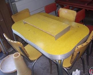 RETRO TABLE W/4 CHAIRS