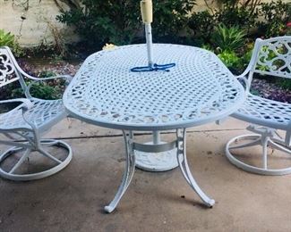 Patio set
With 2 rocker chairs 