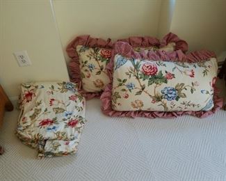 custom pillow shams with matching bedspread