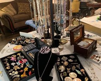 LOTs Of jewelry